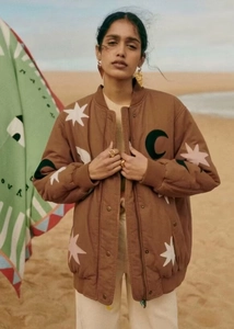 Braune Varsity-Jacke mit weißen Sternen und dunkelgrünen Stickereidetails