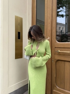 Détail du cardigan noué en maille vert citron et de la jupe longue assortie en ensemble