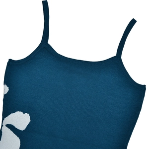 Détail de la robe tricotée bleu marine avec des motifs blancs irréguliers