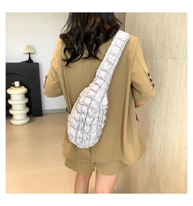Vue détaillée d'un sac bandoulière argenté à texture bulles avec un design bouffant