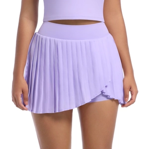 Detail des fliederfarbenen Falten-Sportrocks mit hoher Taille und asymmetrischem Schnitt