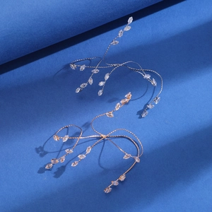 Dettaglio di tralci per capelli oro e argento con zirconi marquise per acconciature sposa
