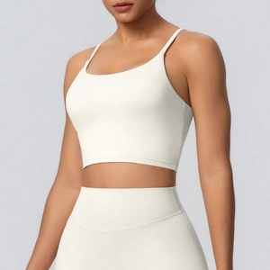 Vue détaillée du soutien-gorge de sport blanc cassé avec bretelles fines et tissu mat