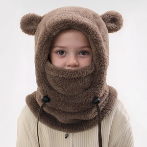 Gros plan d'une cagoule peluche ours marron pour enfant avec cordon de serrage réglable
