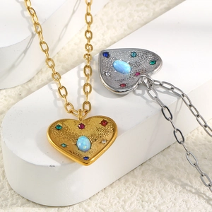 Détails de pendentifs cœur avec cristaux colorés et opale sur des chaînes en métal martelé
