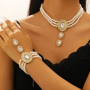 Detail der eleganten goldfarbenen Mehrschicht Perlenkette und Kristall Armband Set