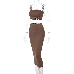 Détail de l'ensemble top bustier et jupe midi en maille côtelée marron