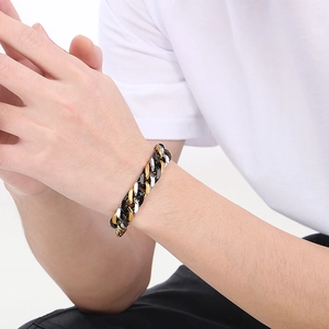Gros plan sur un bracelet gourmette tricolore or, argent et noir pour homme sur mannequin