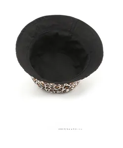 Vista detallada del sombrero de pescador reversible con estampado de leopardo