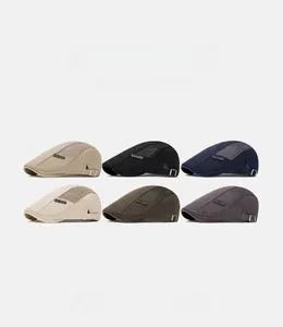 Detail von sechs atmungsaktiven Mesh-Schirmmützen in Khaki, Schwarz, Navy und Grau