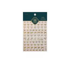 Détail des stickers ongles papillon 5D dorés TL-205 avec une texture en relief métallique