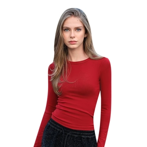 T-shirt in maglia rossa aderente a maniche lunghe da donna con scollo rotondo a coste