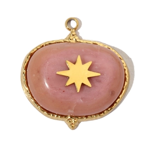 Détail du pendentif pierre ovale rose avec bordure dorée et motif étoile