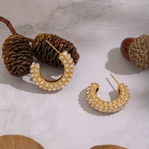 Boucles d'oreilles créoles C géométriques plaquées or 18 carats avec strass brillants