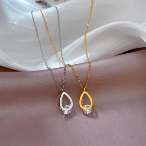 Collana minimalista in acciaio al titanio con ciondolo a goccia e pietra zircone