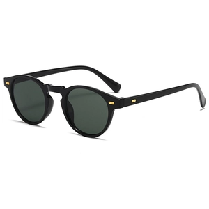 Lunettes de soleil rétro rondes noires avec rivets dorés et verres gris sur fond blanc