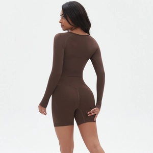 Detail von braunem Yoga-Set mit langärmligem Oberteil und Push-Up-Shorts aus Strick