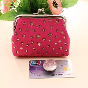 Petit porte-monnaie en denim rose avec étoiles dorées et fermoir métallique