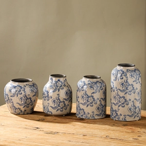 Vierer-Set blau-weiße Keramikvasen im Vintage-Chinastil auf einem Holztisch platziert