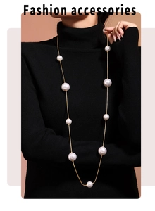 Mannequin portant un long collier en acier doré PVD avec de grandes perles blanches