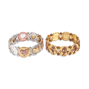 Bracelet extensible en métal avec breloques cœur, poisson et croix, texture martelée