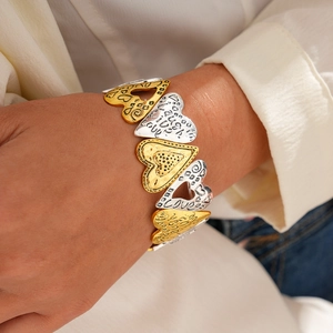 Détail du bracelet élastique bicolore en forme de cœur avec gravures Love et Laugh