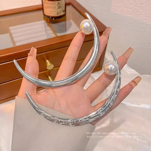 Elegant silver crescent hair pin with pearl accent for modern Chinese style buns