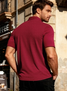 Détail du dos d'un polo bordeaux montrant le tissu jacquard texturé en extérieur