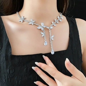 Gros plan d'un collier pendentif floral en argent avec zircons sur un mannequin