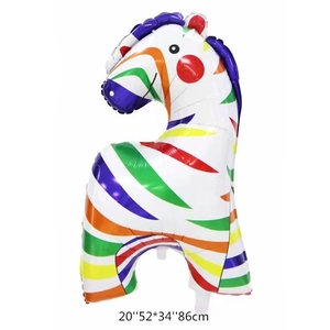 Détail d'un ballon zèbre en aluminium avec rayures arc-en-ciel pour décor de fête