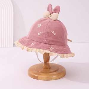 Dettaglio cappello alla pescatora neonata in velluto rosa con orecchie di coniglio