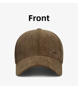 Détail de casquette de baseball marron à chevrons avec logo métallique doré