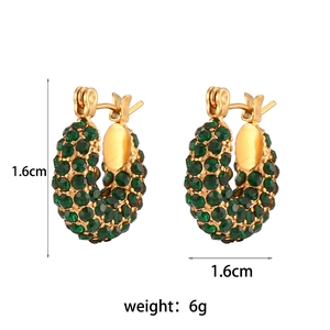 Detail view of 18K gold plated U-shaped hoop earrings with green zircon stones and size 1.6cm