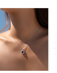 Dettaglio della collana in argento 925 con pendente in zaffiro ovale blu profondo