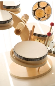 Dettaglio macro di un set di tamburi in legno per bambini con xilofono e bacchette