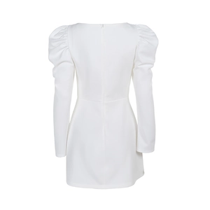 Vue arrière d'une mini robe blanche ajustée avec des manches bouffantes et zip invisible