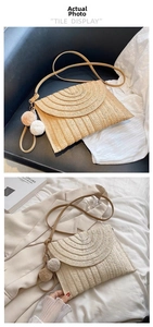 Borsa a tracolla in paglia con patta intrecciata e ciondolo decorativo a pompon