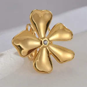Bague en acier titane doré avec grande fleur à cinq pétales et centre en zircone
