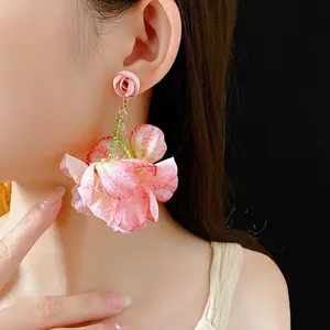 Übertriebene rosa Stoffblumen-Ohrringe mit grünen Perlen für den Strandurlaub-Look