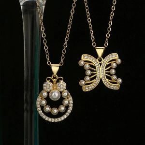 Collana Con Pendente A Farfalla Elegante Rame Placcato Oro Zirconia Cubica Perla Artificial Sintetica Gioielli Di Moda Per Donne