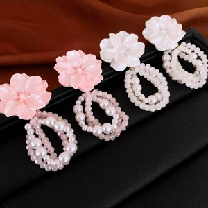 Boucles d'oreilles fleurs élégantes avec pétales en acrylique et perles roses et blanches