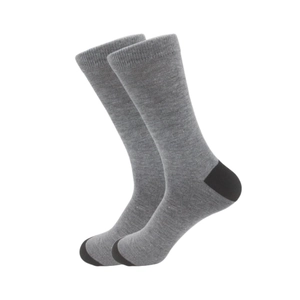 Detail von grauen Baumwoll-Business-Socken mit schwarzer Ferse und gerippten Bündchen