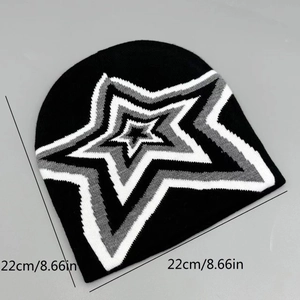 Detailed size measurement of black knit beanie with layered star pattern, 22cm width