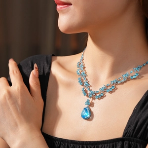 Vue détaillée du pendentif de luxe avec pierre bleue en forme de poire et cristaux
