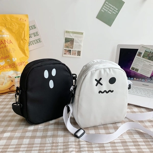 Détail de sacs bandoulière mignons noir et blanc avec motifs de graffitis fantômes
