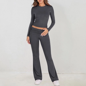 Set in maglia grigio scuro da donna con top aderente a maniche lunghe e pantaloni a zampa