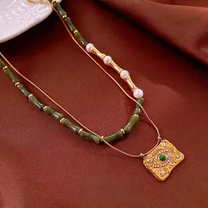 Collier doré double épaisseur avec perles de bambou vertes et pendentif œil maléfique carré