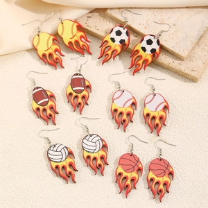 Vue détaillée des boucles d'oreilles en acrylique en forme de flamme avec motifs de ballons