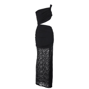 Détail d'une robe noire à une épaule en dentelle avec découpe à la taille et rubans