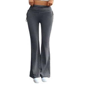 Pantalon de yoga évasé gris foncé pour femme avec détails froncés et coupe ajustée